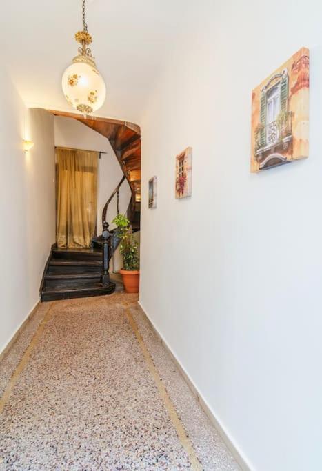 Neoclassical Loft In Monastiraki - Acropolis And Metro アテネ エクステリア 写真
